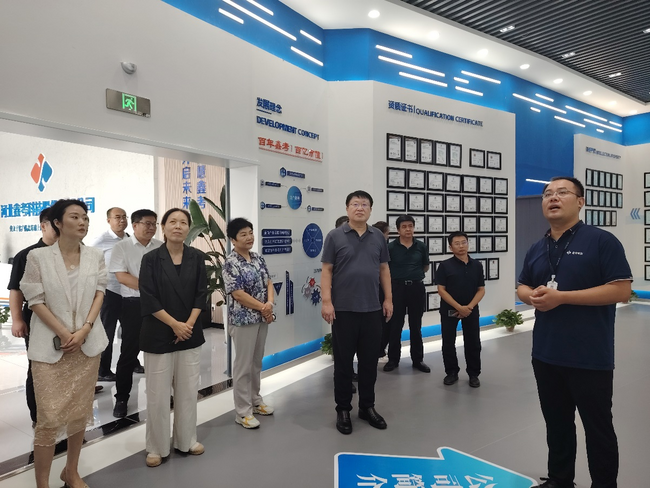 图为参观鑫考公司企业发展情况.png