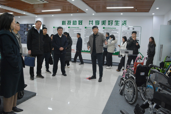 图为有关部门领导及干部职工、残疾人代表参观肢体辅具类展厅（重点参考）.jpg