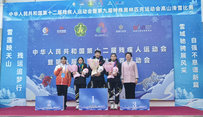 图为我省残疾人运动员女子听障组张雯馨（中）、齐嘉琪（左二）、魏佳科（右二）包揽金银铜牌.jpg