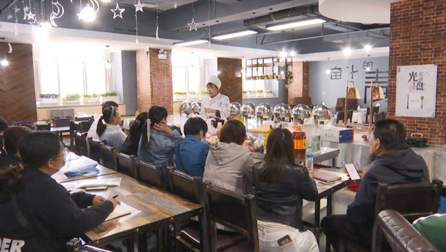 2图为糕点培训现场.png