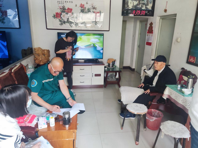 2图为医师入户评残现场.jpg