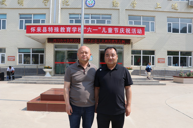 县残联开展“六一”儿童节特殊教育学校慰问活动，残联理事长与校长合影（摄影：柴志霞）.jpg