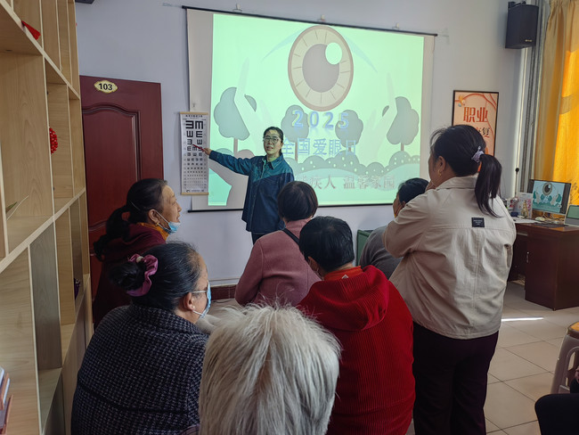 张家口市张北县残疾人温馨家园开展爱眼日活动，守护残疾人眼健康3.jpg