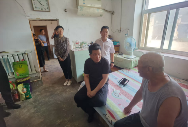 图为县委常委、组织部长雷博宁在北合村慰问残疾党员图片1.png