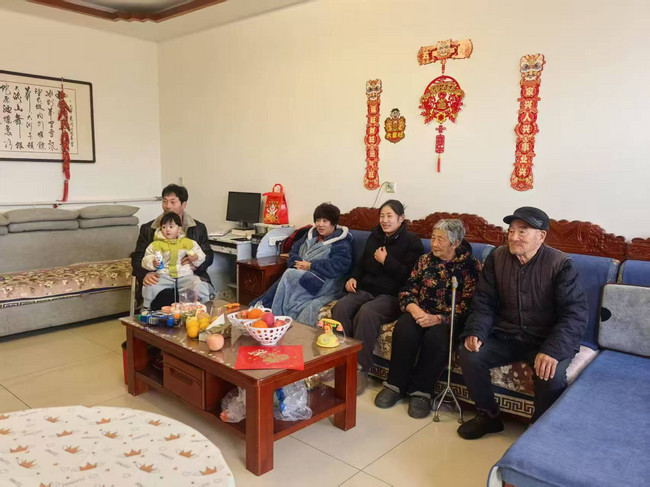 【图2】赵玉萍和家人们团聚.jpg
