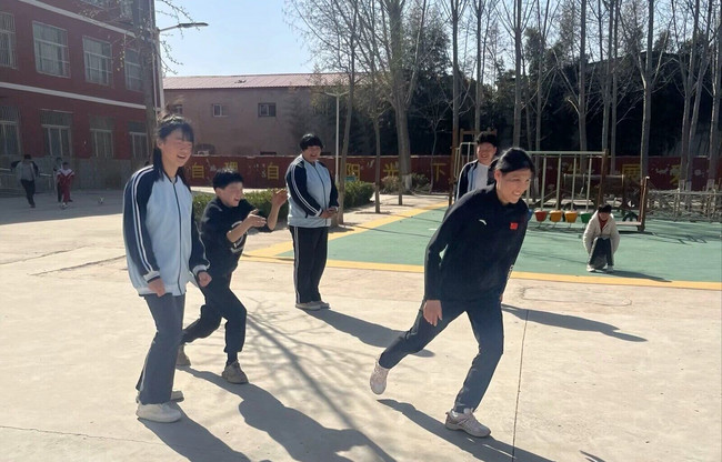 【图2】赵月月在馆陶县特殊教育学校与学生们互动.jpg