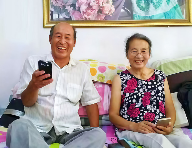 【1】杨玉芳与妻子高志宏在家中合影.jpg