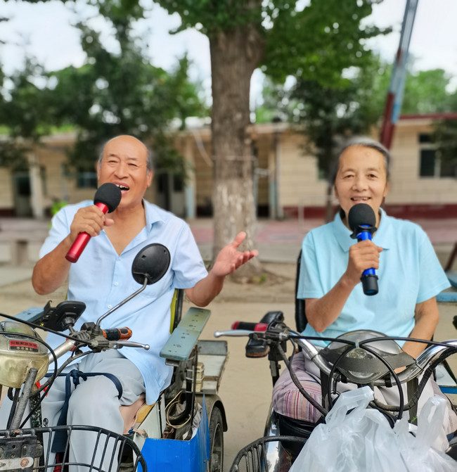 【3】杨玉芳夫妇在公园唱歌.jpg