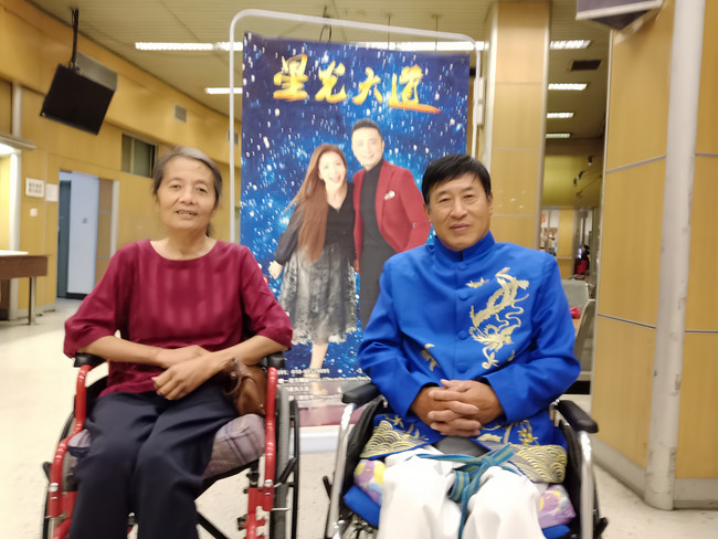 【4】杨玉芳夫妇参加央视《星光大道》节目.jpg