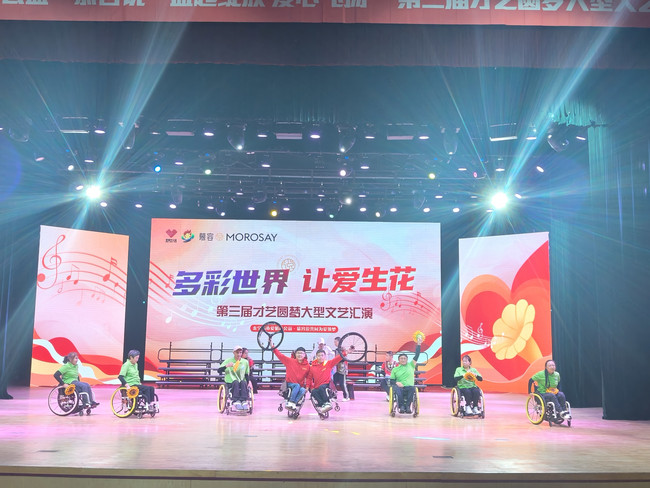 【5】吴明月参加文艺汇演.jpg