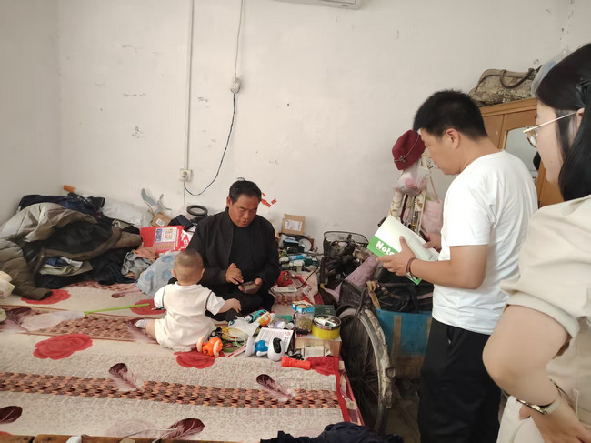 图为工作人员入户探访困难残疾人.jpg