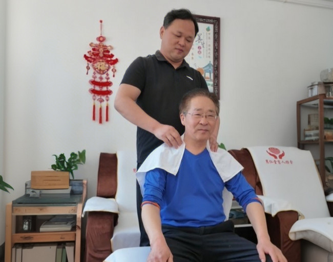 【图2】王淼在给客人做按摩.jpg