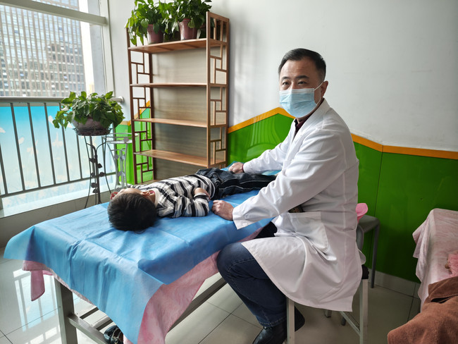 【4】王磊在给孩子做推拿.jpg
