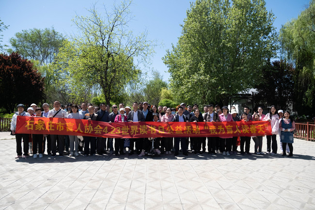 【6】2024年王磊和盲友们在户外感受春天合影.jpg