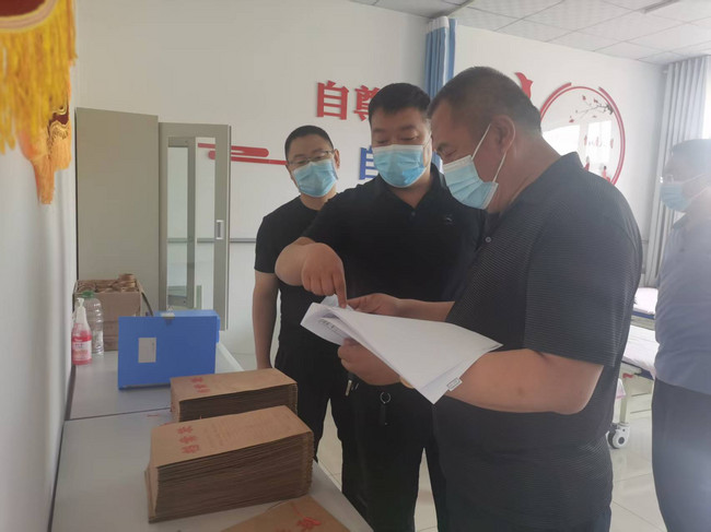 【1】梁岩磊在蔚县调研精准助残服务工程实施情况，查看康复服务记录档案资料.jpg