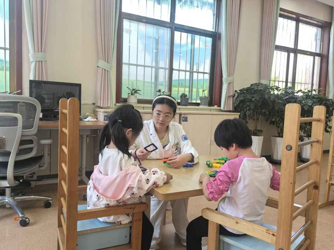 【3】巨鹿县医院引进的特教老师带孩子上课 (2).jpg