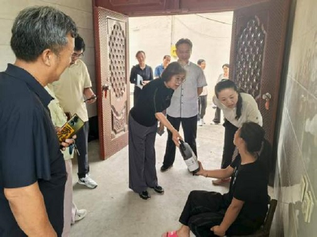 市残联一行走访慰问残疾人.jpg