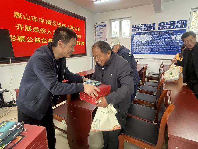 2图为残联领导为群众发放文化服务产品.jpg